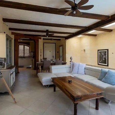 Charming And Tranquil Farmhouse In A Cul De Sac Villa *